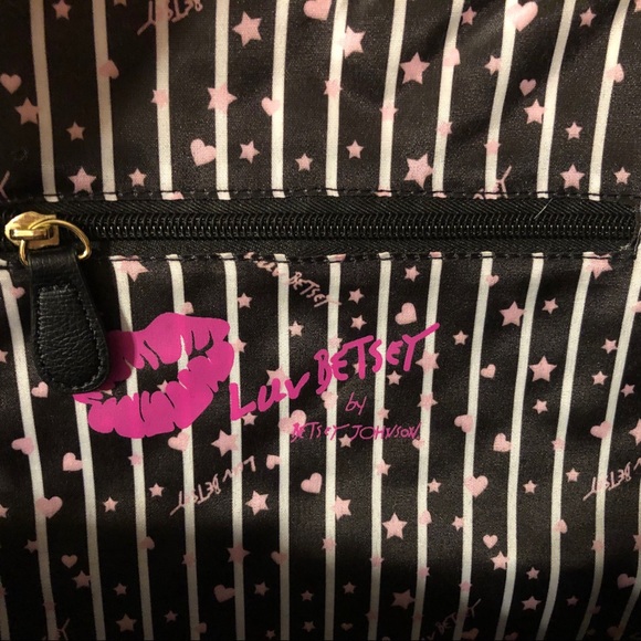💋 Quilted Weekender Bag, Soft Pink Straps Luv Betsey - Black Floral Krush - Picture 10 of 11